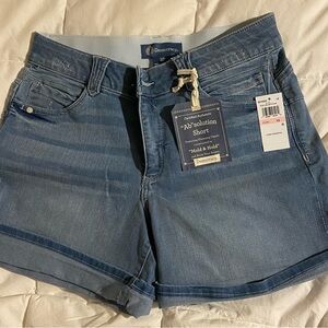 Democracy "Ab"solution 5" Inseam Light
Blue Denim Short